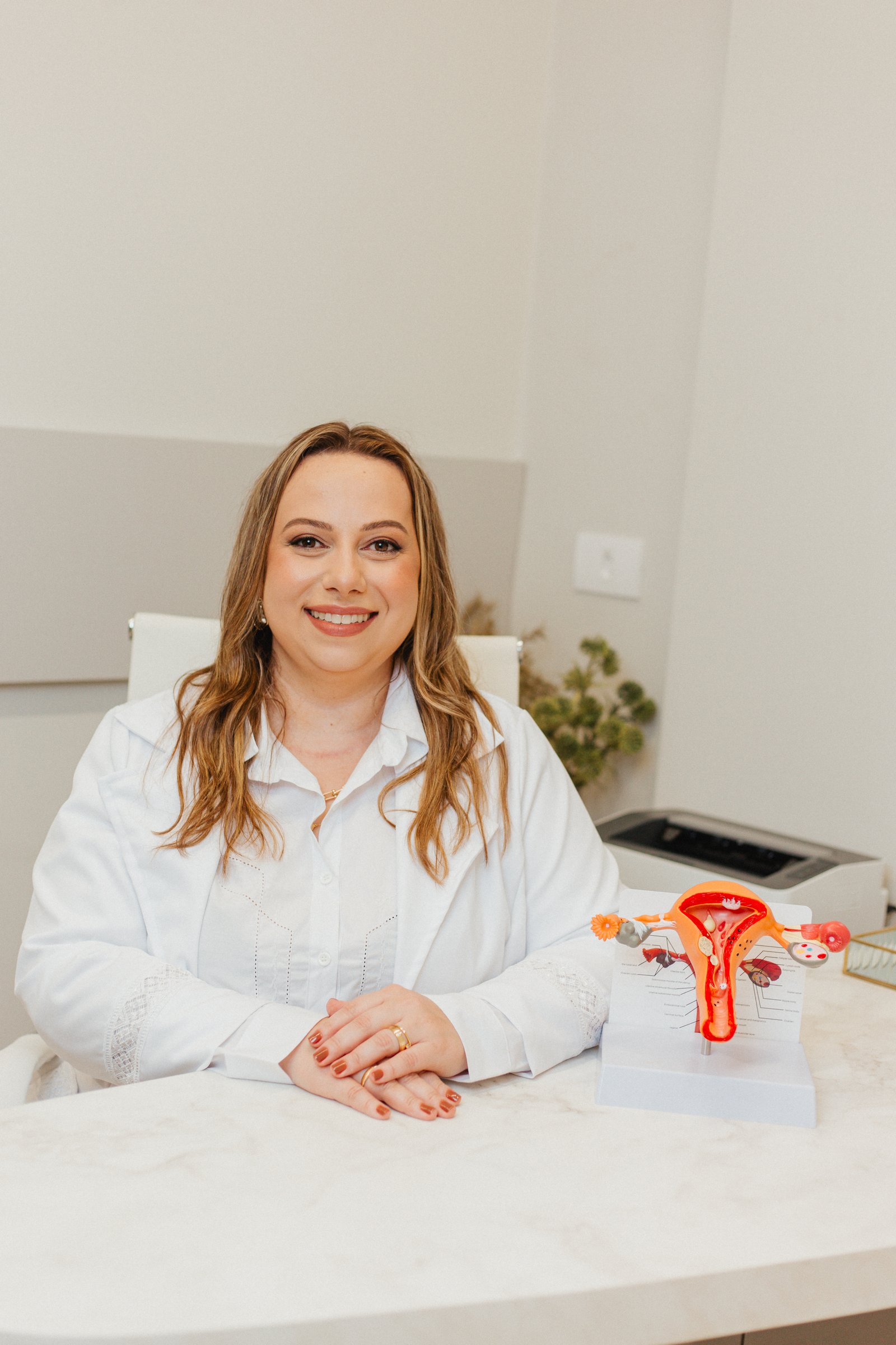 Dra. Carla Navarchi em seu consultório